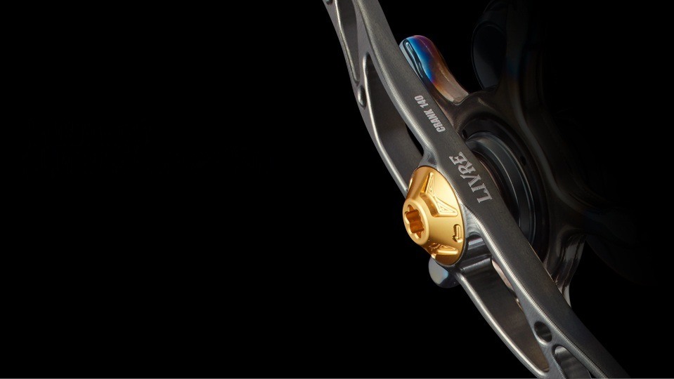 LIVRE CRANK 140 140mm ultra-long main plate with a gold center nut