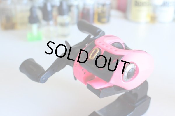 画像2: 【DECADEWORKS/ディケイドワークス】 TDジリオン SH カスタムペイントリール (蛍光ピンク×マットブラック) (2)