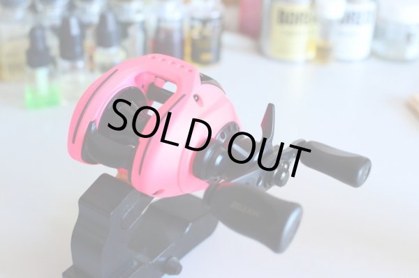 画像4: 【DECADEWORKS/ディケイドワークス】 TDジリオン SH カスタムペイントリール (蛍光ピンク×マットブラック) (4)