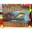 画像1: 釣りグッズ・インテリア【アメリカンブリキ看板】私達のキャビンは誰でも歓迎する　品番：BS025 (1)